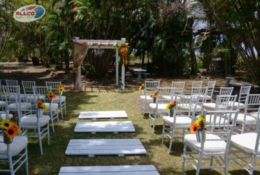 pergola-and-white-chiavari_0